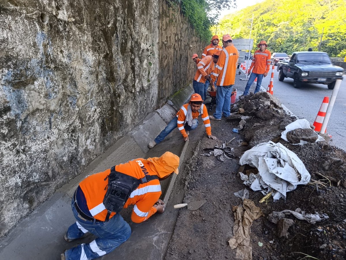 elsalvador's tweet photo. #DePaís Las cuadrillas del Ministerio de @ObrasPublicasSV limpiamos drenajes en la carretera Santa Tecla-Puerto de La Libertad. También construyen canaletas en diferentes zonas del país, como parte del Plan Nacional de Mitigación. 📸 Cortesía. https://t.co/Hxo8ApMXt4