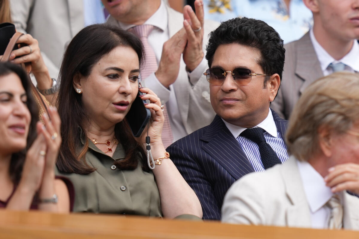 sportstarweb's tweet photo. 𝐒𝐭𝐚𝐫𝐬 𝐡𝐚𝐯𝐞 𝐝𝐞𝐬𝐜𝐞𝐧𝐝𝐞𝐝 𝐚𝐭 𝐭𝐡𝐞 𝐂𝐞𝐧𝐭𝐫𝐞 𝐂𝐨𝐮𝐫𝐭 💫✨

Cricket great Sachin Tendulkar, Liverpool defender Virgil van Dijk, and actors Benedict Cumberbatch and Rami Malek were clicked at Wimbledon.

📷 AP

#Wimbledon https://t.co/VpnhXrOhq5