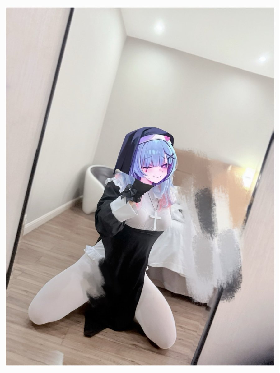 arknightsama's tweet photo. 去年的修女服又被我掏出来发一下
（床上是奇奇怪怪的小玩意） https://t.co/gGri9qO5lA