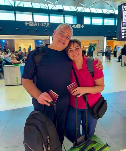 QuilinkIt's tweet photo. 🥹❤️ Una notizia che riempie il cuore di gioia: Benedetta Rossi e il marito Marco stanno per diventare genitori!** 👨‍👩‍👧‍👧✨

L’annuncio è arrivato direttamente da Benedetta sui social, con parole emozionanti che raccontano un viaggio speciale, il più importante della loro vita. ✈️❤️

La coppia è pronta ad affrontare il percorso dell’adozione per accogliere due sorelline nella loro famiglia. Un sogno coltivato per anni, fatto di attese, documenti, speranze e tanta pazienza. 🤗

“Il viaggio più bello della nostra vita comincia adesso”, ha scritto Benedetta, spiegando che per questo periodo sceglieranno di allontanarsi dai social per vivere ogni momento con la massima riservatezza.

Un percorso profondo, fatto di amore e di emozioni, che porterà finalmente al traguardo più grande: diventare mamma e papà. ❤️

Tantissimi auguri a Benedetta e Marco per questa nuova meravigliosa avventura. 🥹💕

#BenedettaRossi #MarcoGentili #Adozione #Famiglia #Amore #MammaEPapà #Emozioni #BuoneNotizie #Gioia #CucinaItaliana #SocialNews #VipItaliani