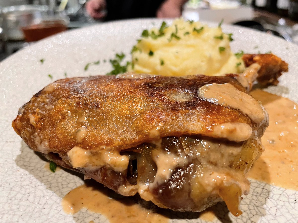 vinosake's tweet photo. 三軒茶屋フィレンツェサケです🇮🇹🍶

本日、７月１１日（土）キャンセルがでたため
お席に余裕がございます！！

新メニュ〜♪
『スノーホワイトチェリバレー鴨モモ肉のコンフィ  白胡麻、クルミ、青山椒ソース』
⭐️京都『伊根満開』のお燗と一緒にお楽しみください〜🍶

【予約状況】
7月11日（土）空席あり⭕️
7月12日（日）お休み
7月13日（月）早い時間帯が満席です！
7月14日（火）空席あり⭕️
7月15日（水）振替のお休み
7月16日（木）空席あり⭕️
7月17日（金）早い時間帯が貸切です！21:30以降は通常営業
7月18日（土）空席あり⭕️
7月19日（日）お休み
7月20日（月）空席あり⭕️
7月21日（火）ワインバー営業🍷19:00〜
7月22日（水）空席あり⭕️
7月23日（木）空席あり⭕️
7月24日（金）空席あり⭕️
7月25日（土）空席あり⭕️
7月26日（日）日本酒会のため貸切です🍶

【食べログ】https://t.co/tXYOMCC2Zq

【一休】https://t.co/NzQvWDeOu2

Firenze Sake フィレンツェ サケ
【営業時間】18:00〜24:00（Food L.O22:00  最終入店 23:00）
※22時からは、バータイムになります🍶🍷🌙

東京都世田谷区三軒茶屋2-10-14 昭和ビル1F奧
TEL 03-5432-9654

#フィレンツェサケ 
#三軒茶屋グルメ 
#日本酒女子 
#イタリア料理と日本酒 
#日本酒ペアリング
