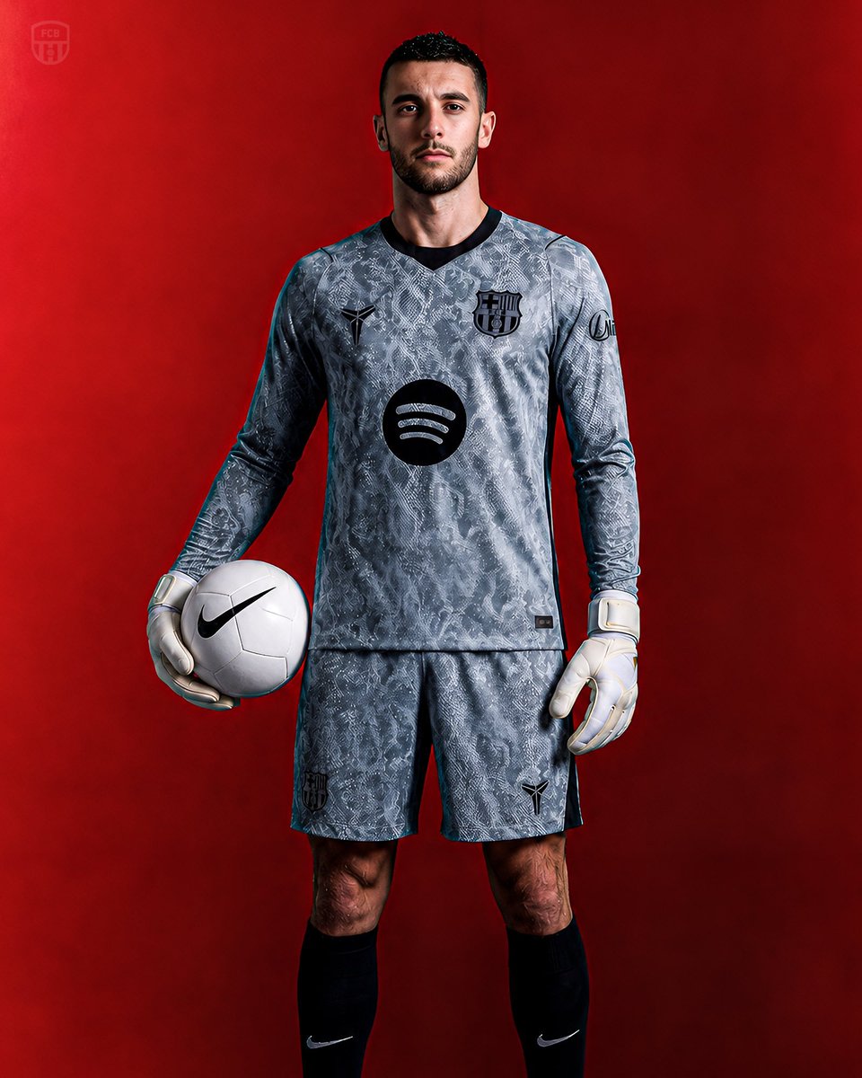 TheBarcaCentral's tweet photo. 🧤🔥 Barcelona's goalkeeper kit for the 2026/27 season has been unveiled. What are your thoughts on the new design? 👀💙❤️

#FCB #Barça https://t.co/d9wpO1Omk8