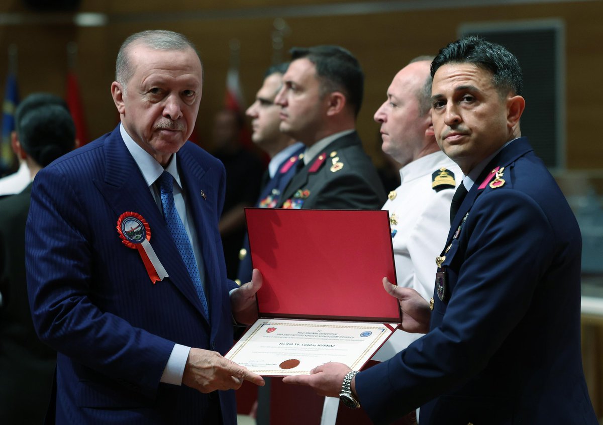 abdullahozdemir's tweet photo. Millî Savunma Üniversitesi Kurmay Subaylar Mezuniyet Töreni’ne, Genel Başkanımız ve Cumhurbaşkanımız Sayın @RTErdogan ’ın teşrifleriyle katıldık.

Milletimizin güvenliği ve ülkemizin yarınları için görev alacak kahraman kurmay subaylarımızı tebrik ediyor, başarılar diliyoruz. https://t.co/aPiKONQgYi