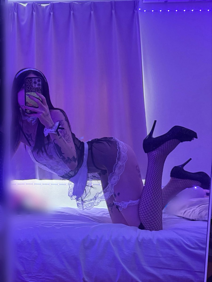 hannahmia_3's tweet photo. 私お兄さんのメイド🖤ご奉仕モード
コスプレ楽しい😽 https://t.co/Kjdh9mbRh1