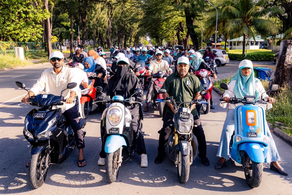DrMuizzuFan's tweet photo. މިކަން ނިމިއްޖެ! މިކ��ން ނިމިއްޖެ! މިކަން ނިމިއްޖެ!

ހުޅުމާލެ އުތުރު އަދި ދެކުނުގެ ރައްޔިތުން ބުނަނީ މިތިބީ ފިސާރި ގަދަކޮށް މިޓީމާއެއްކޮށް ކަމަަށް. މާދަމާ މިޓީމަށް ވޯޓުއަޅާ ފުރާލާނެކަމަށް. ޝުކުރިއްޔާ ހުޅުމާލެ. ހުޅުމާލެ ގުޑައިފި!😍♥️

#HulhumaleUthuru 
#VarugadhaBadhalakah https://t.co/0Qk4zfqECo
