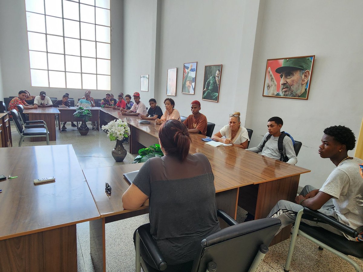 YipsyPedreira's tweet photo. "...Creer en los jóvenes..." Con esa premisa de #FidelPorSiempre desarrollamos en @TppSantiagocuba encuentro con jóvenes sancionados de 16 a 20 años de edad y sus familiares.
El papel de la familia en este proceso es fundamental.✊️
@TSupremoCU https://t.co/eLf37vFJZ6