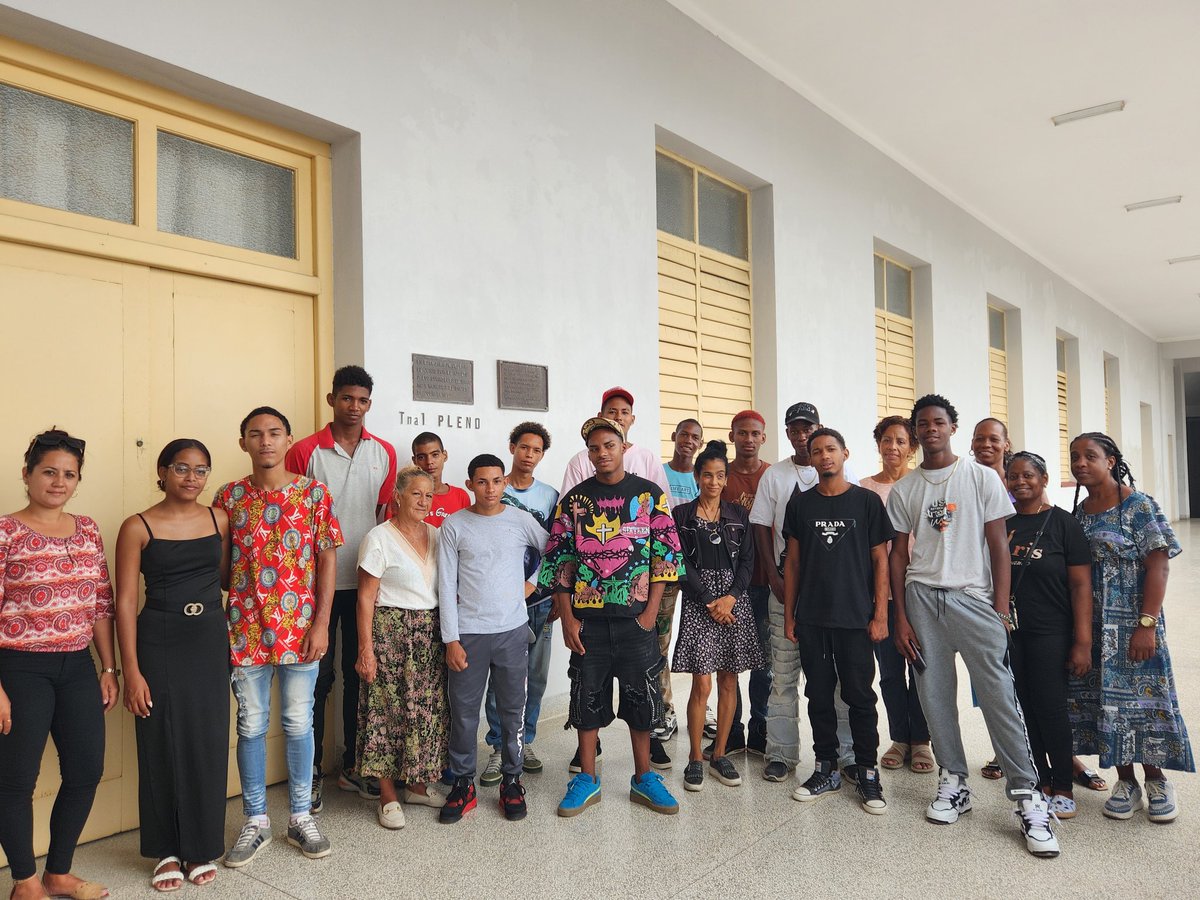 YipsyPedreira's tweet photo. "...Creer en los jóvenes..." Con esa premisa de #FidelPorSiempre desarrollamos en @TppSantiagocuba encuentro con jóvenes sancionados de 16 a 20 años de edad y sus familiares.
El papel de la familia en este proceso es fundamental.✊️
@TSupremoCU https://t.co/eLf37vFJZ6