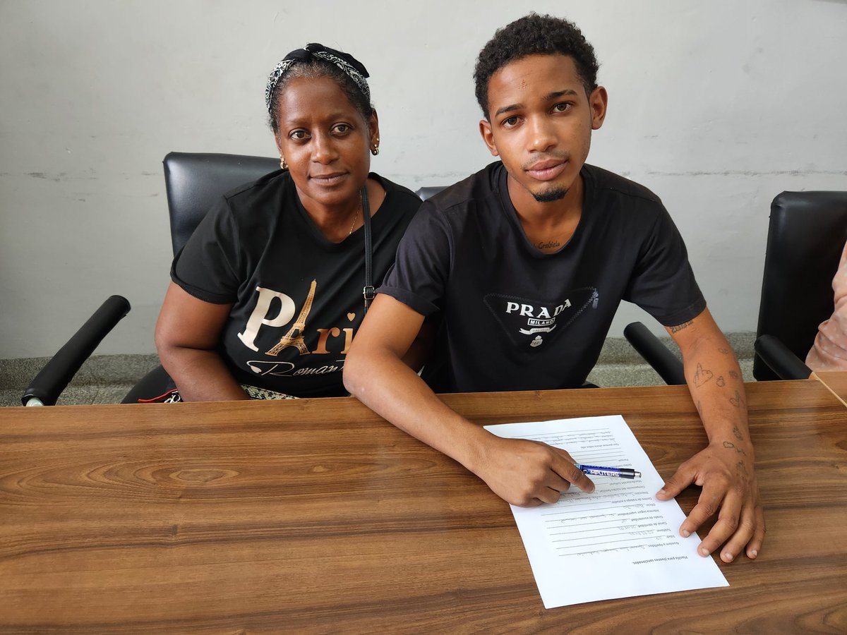 YipsyPedreira's tweet photo. "...Creer en los jóvenes..." Con esa premisa de #FidelPorSiempre desarrollamos en @TppSantiagocuba encuentro con jóvenes sancionados de 16 a 20 años de edad y sus familiares.
El papel de la familia en este proceso es fundamental.✊️
@TSupremoCU https://t.co/eLf37vFJZ6
