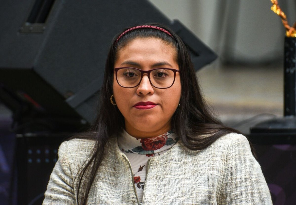 Juan_OrtizMX's tweet photo. 🗳️📌 ALCALDESA DE MORENA QUE FINGIÓ SECUESTRO EVITA LA CÁRCEL

¿Recuerdan a Nancy Nápoles?

Es alcaldesa de Morena en Tenancingo, Edomex.

Fingió un autosecuestro con su esposo y su cuñado para exigir un rescate de 40 millones de pesos del Ayuntamiento.

Y así justificar ese faltante de recursos públicos.

Pues Reforma reveló que obtuvo la suspensión condicional del proceso.

Antes, un juez la vinculó a proceso por secuestro simulado.

Después se autorizó una suspensión condicional por un lapso de 6 meses.

Deberá cumplir medidas como residir en un domicilio determinado, realizar servicio social, firmar periódicamente y reparar el daño.

Si cumple las condiciones, la acción penal podría extinguirse.