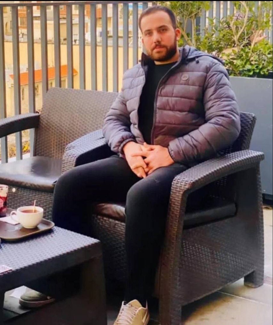 ARDESHIR005's tweet photo. مهندس عمران
دان ۳  تکواندو
بدنساز
جاویدنام #رضا_جلالی ۲۷ ساله از اصفهان🥀
۸ماه از عقدش گذشته بود و خودشو برای مراسم عروسی در تابستان آماده می‌کرد

شب ۱۸ دی برای نجات دختری که در محاصره اراذل امنیت ملا قرار گرفته بود قدم پیش گذاشت
اراذل سرکوب در پاسخ به این اقدام جوانمردانه، با گلوله جنگی به دست، پا، شکم و ستون فقراتش شلیک کردن

۲ عمل جراحی جان شریفش رو نجات نداد
رضا ۹ روز بعد بدلیل جراحات سنگین جاودانه شد🥀
