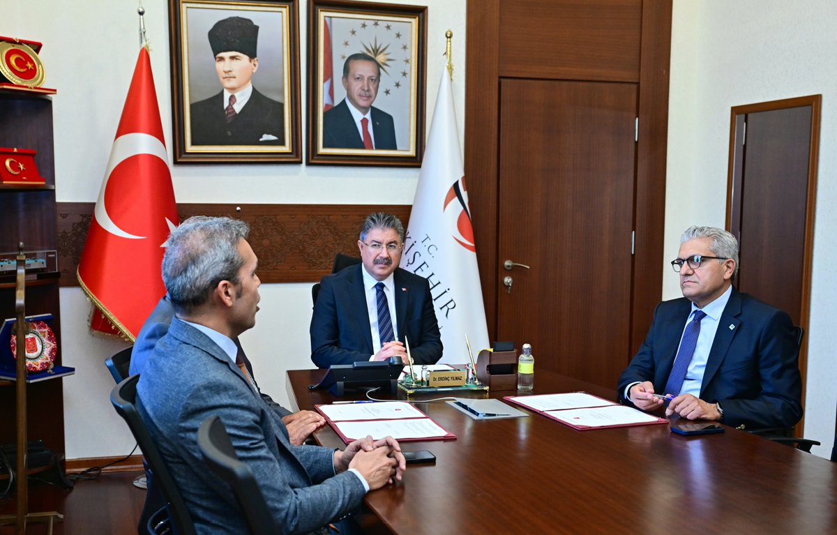 eskvaliligi's tweet photo. Kapsayıcı İstihdam Projesi Protokolü İmzalandı
Valimiz Dr. Erdinç Yılmaz, Eskişehir Valiliği AB ve Dış İlişkiler Bürosu koordinasyonunda hazırlanan "Kapsayıcı İstihdam Projesi"nin protokol imza törenine katıldı.
Valilikte gerçekleştirilen törende; Vali Yardımcısı Hasan Çiçek, Anadolu Üniversitesi Rektörü Prof. Dr. Yusuf Adıgüzel ve Eskişehir Organize Sanayi Bölgesi Yönetim Kurulu Başkanı Nadir Küpeli proje hakkında bilgi verdi.
Anadolu Üniversitesi Özel Eğitim Bölümü ve Eskişehir Meslek Edindirme ve Geliştirme Merkezi (MEGEM) iş birliğiyle yürütülecek proje; Eskişehir Büyükşehir Belediyesi iştirakleri, Europen, Union International A.Ş. ve projeye dâhil olacak diğer işverenlerin katkılarıyla hayata geçirilecek. Proje kapsamında lise eğitimini tamamlamış ancak istihdamda yer almayan özel gereksinimli gençler mesleki eğitim alarak iş hayatına hazırlanacak ve Organize Sanayi Bölgesi başta olmak üzere çeşitli işletmelerde istihdam edilecek. Ayrıca işverenler ile çalışma arkadaşlarına kapsayıcı istihdama yönelik eğitimler verilecek, istihdam edilen gençler mentörlük sistemiyle desteklenecek.
Programda konuşan Valimiz Dr. Erdinç Yılmaz, projenin özel gereksinimli bireylerin istihdamına ve sosyal hayata katılımına önemli katkılar sunacağını belirterek, "Bu gerçekten çok önemli bir sosyal proje. Engelli bireylerimizin iş sahibi olmaları, sosyal hayata daha güçlü katılmaları ve kendi ayakları üzerinde durabilmeleri açısından çok kıymetli. Bu proje, istihdamın sağlanmasında çok önemli bir işlev görecektir. Emeği geçen Vali Yardımcımız Hasan Çiçek'e, Anadolu Üniversitesi Rektörümüz Prof. Dr. Yusuf Adıgüzel'e, Eskişehir Organize Sanayi Bölgesi Yönetim Kurulu Başkanımız Nadir Küpeli'ye, projeye destek veren Eskişehir Büyükşehir Belediyesi iştiraklerine, Europen'e, Union International A.Ş.'ye ve katkı sunan tüm paydaşlara teşekkür ediyorum. Gerçekten model ve anlamlı bir proje. Eskişehir'imize hayırlı, uğurlu olsun." dedi.
@DrErdincYILMAZ1 
@Anadolu_Univ 
@OsbEskisehir 
#Eskişehir