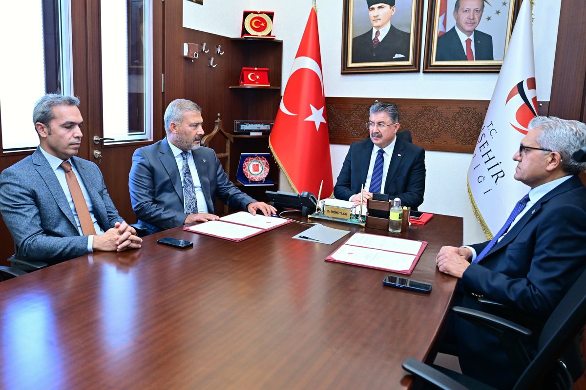 eskvaliligi's tweet photo. Kapsayıcı İstihdam Projesi Protokolü İmzalandı
Valimiz Dr. Erdinç Yılmaz, Eskişehir Valiliği AB ve Dış İlişkiler Bürosu koordinasyonunda hazırlanan "Kapsayıcı İstihdam Projesi"nin protokol imza törenine katıldı.
Valilikte gerçekleştirilen törende; Vali Yardımcısı Hasan Çiçek, Anadolu Üniversitesi Rektörü Prof. Dr. Yusuf Adıgüzel ve Eskişehir Organize Sanayi Bölgesi Yönetim Kurulu Başkanı Nadir Küpeli proje hakkında bilgi verdi.
Anadolu Üniversitesi Özel Eğitim Bölümü ve Eskişehir Meslek Edindirme ve Geliştirme Merkezi (MEGEM) iş birliğiyle yürütülecek proje; Eskişehir Büyükşehir Belediyesi iştirakleri, Europen, Union International A.Ş. ve projeye dâhil olacak diğer işverenlerin katkılarıyla hayata geçirilecek. Proje kapsamında lise eğitimini tamamlamış ancak istihdamda yer almayan özel gereksinimli gençler mesleki eğitim alarak iş hayatına hazırlanacak ve Organize Sanayi Bölgesi başta olmak üzere çeşitli işletmelerde istihdam edilecek. Ayrıca işverenler ile çalışma arkadaşlarına kapsayıcı istihdama yönelik eğitimler verilecek, istihdam edilen gençler mentörlük sistemiyle desteklenecek.
Programda konuşan Valimiz Dr. Erdinç Yılmaz, projenin özel gereksinimli bireylerin istihdamına ve sosyal hayata katılımına önemli katkılar sunacağını belirterek, "Bu gerçekten çok önemli bir sosyal proje. Engelli bireylerimizin iş sahibi olmaları, sosyal hayata daha güçlü katılmaları ve kendi ayakları üzerinde durabilmeleri açısından çok kıymetli. Bu proje, istihdamın sağlanmasında çok önemli bir işlev görecektir. Emeği geçen Vali Yardımcımız Hasan Çiçek'e, Anadolu Üniversitesi Rektörümüz Prof. Dr. Yusuf Adıgüzel'e, Eskişehir Organize Sanayi Bölgesi Yönetim Kurulu Başkanımız Nadir Küpeli'ye, projeye destek veren Eskişehir Büyükşehir Belediyesi iştiraklerine, Europen'e, Union International A.Ş.'ye ve katkı sunan tüm paydaşlara teşekkür ediyorum. Gerçekten model ve anlamlı bir proje. Eskişehir'imize hayırlı, uğurlu olsun." dedi.
@DrErdincYILMAZ1 
@Anadolu_Univ 
@OsbEskisehir 
#Eskişehir