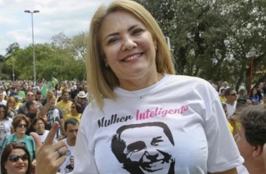 BlogdoNoblat's tweet photo. [Onde tem Bolsonaro tem rolo com a Justiça] TRE-DF determinou o bloqueio de R$ 227 mil, em valores atualizados após correção monetária, de Ana Cristina Valle, segunda esposa do ex-presidente Jair Bolsonaro (PL). O motivo é falha na prestação de contas de campanha. Ana Cristina foi candidata a deputada distrital pelo partido Progressistas em 2022, obteve apenas 1.485 votos na capital e não se elegeu (cnn)