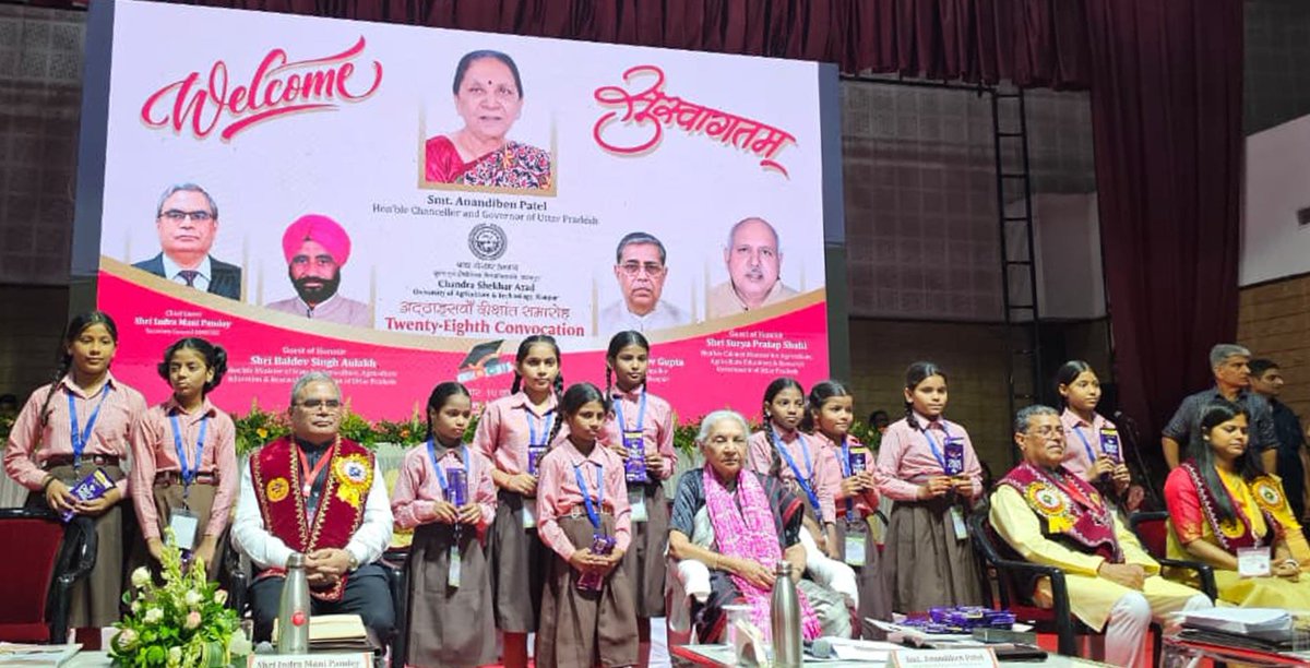GovernorofUp's tweet photo. राज्यपाल श्रीमती आनंदीबेन पटेल की अध्यक्षता में चंद्रशेखर आजाद कृषि एवं प्रौद्योगिकी विश्वविद्यालय, कानपुर का 28वां दीक्षांत समारोह सम्पन्न; 649 उपाधियां एवं 63 पदक प्रदान किए गए, 300 आंगनबाड़ी केंद्रों को किटें वितरित की गईं तथा 600 बालिकाओं का एचपीवी टीकाकरण कराया गया। https://t.co/mRe2OzESGT