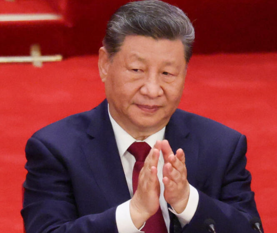 LeaBourseFR's tweet photo. 🚨 La Chine vient de faire atterrir une fusée réutilisable pour la première fois.

2ème pays au monde après les États-Unis à maîtriser cette technologie (9 ans après le premier atterrissage de SpaceX en 2015).

Ce qui a pris SpaceX des années de R&D privée et des dizaines d'échecs, la Chine l'a accompli avec la puissance d'un État qui fait du rattrapage technologique sa priorité absolue.

La réutilisabilité divise les coûts de lancement par 5 à 10 à terme.

Dans la course aux constellations de satellites, aux missions lunaires et à la défense spatiale, c'est un changement de paradigme économique.

Il y a désormais deux acteurs capables de lancer massivement à bas coût.

L'Europe n'en fait pas partie.