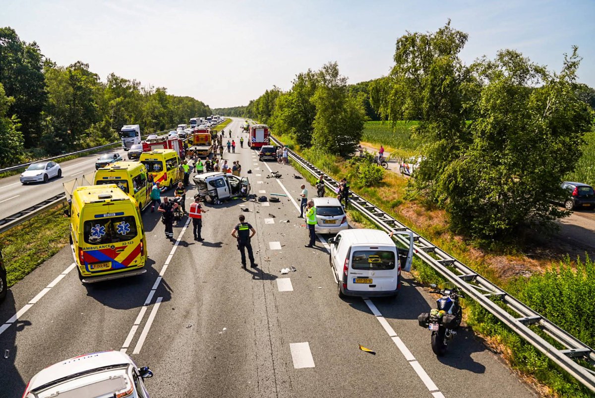 HenkNieuws2026's tweet photo. Ohohohoh Hoe krijgen ze het voor elkaar 🤦‍♂️😵 Zwaar #ongeval Ben echt de tel kwijt 🤷‍♂️ #A67 https://t.co/IDUDU3byGh