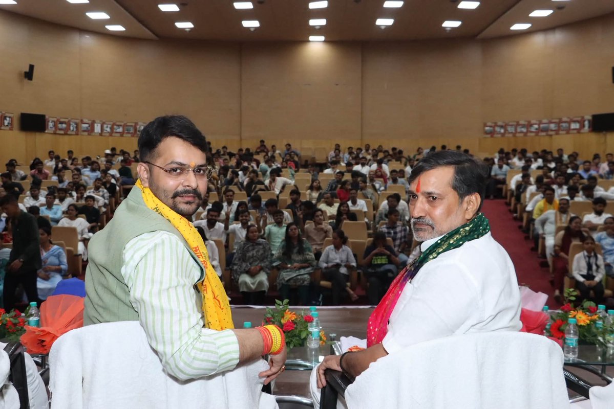 irohitmishrabjp's tweet photo. लखनऊ पंचायती राजभवन ऑडिटोरियम में आयोजित डॉ॰ श्यामा प्रसाद मुखर्जी जयंती संस्मरण पखवाड़ा (छात्र सम्मेलन) में युवा साथियों के मध्य संबोधन किया। 

#BJP4UP #BJYM4UP https://t.co/4LftXNKohO