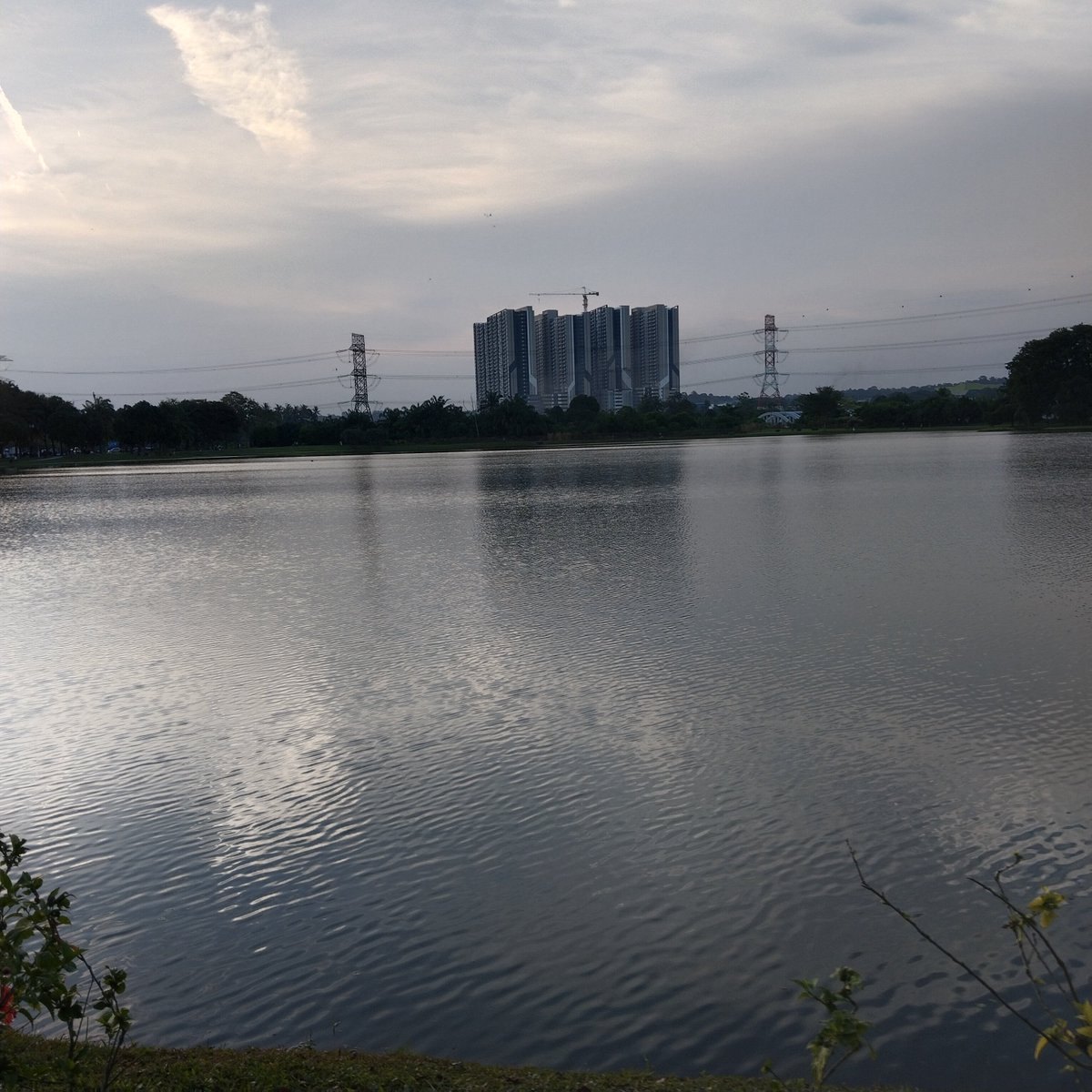 nuureenn_'s tweet photo. dah 3 minggu balik uni, baru la rajinkan diri jejak tasik..3 round jugakla..amik masa 30 min nk habiskan 1 round 🤣 https://t.co/QxdSD8Qyxo
