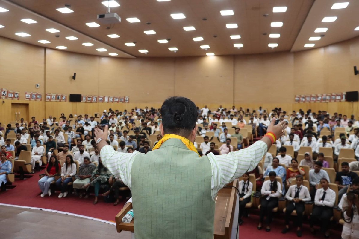 irohitmishrabjp's tweet photo. लखनऊ पंचायती राजभवन ऑडिटोरियम में आयोजित डॉ॰ श्यामा प्रसाद मुखर्जी जयंती संस्मरण पखवाड़ा (छात्र सम्मेलन) में युवा साथियों के मध्य संबोधन किया। 

#BJP4UP #BJYM4UP https://t.co/4LftXNKohO