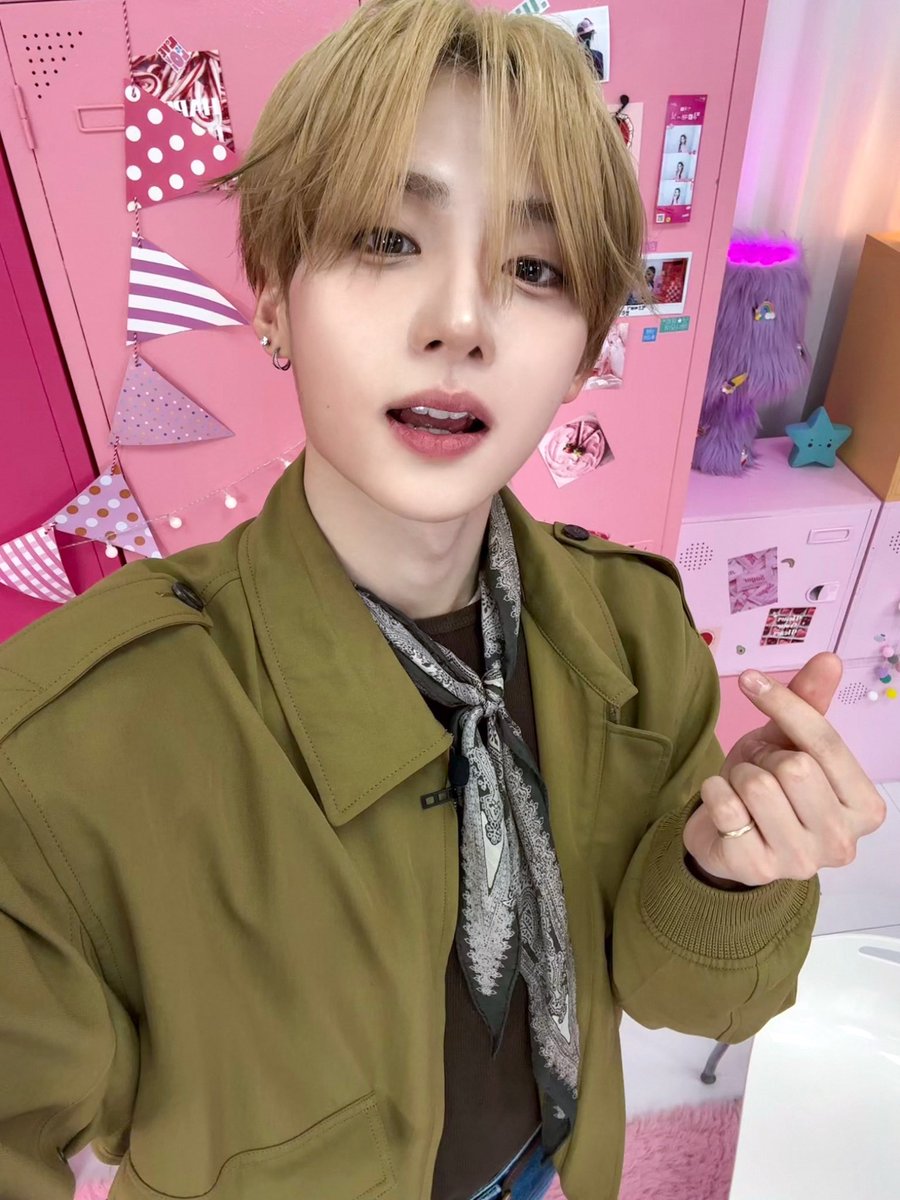 Lutea358's tweet photo. 상원이 생기있는 메이크업 좀 다시 해주면 좋겠다… 요즘 메이크업 되게 톤다운에 칙칙한 느낌? 데뷔 초에 많이 했던 블러셔도 안한지 오래된듯 ㅠㅠ 헤메쌤 메컵 좀 다양하게 해주세요
좀 화려한거 잘 어울리는데 https://t.co/Vd3TruTIzA