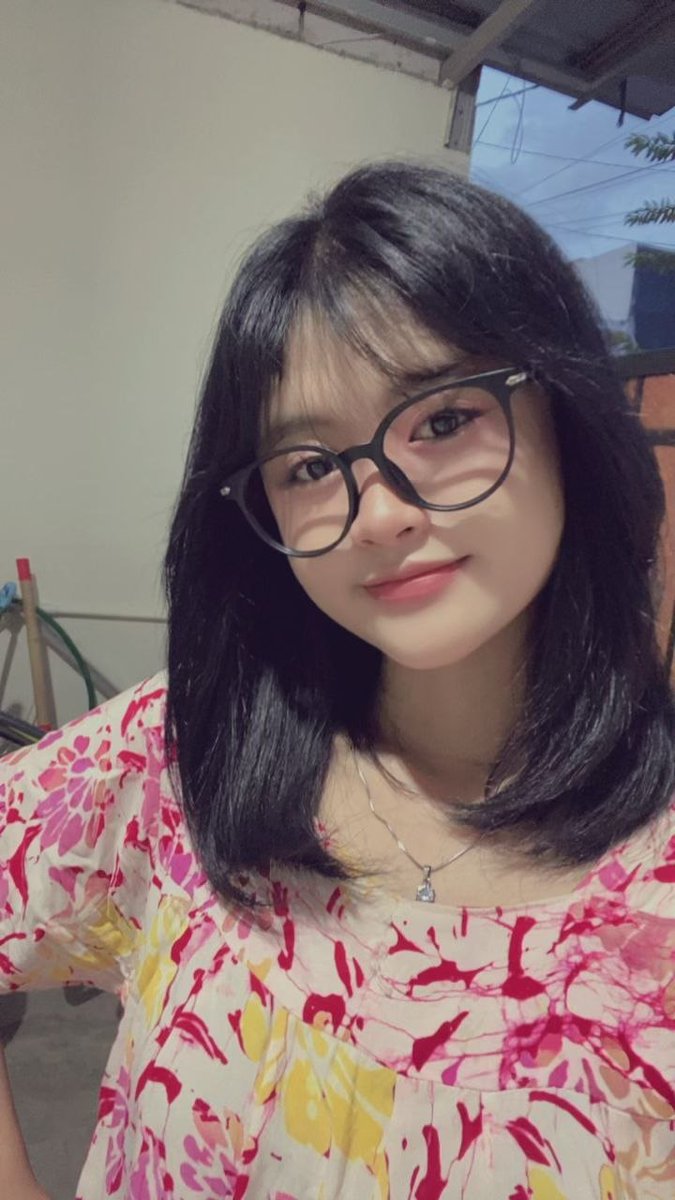 segsslave's tweet photo. udah cantik, kacamata, jago goyang lagi, paket lengkap dah. https://t.co/VdIRMGJHvF
