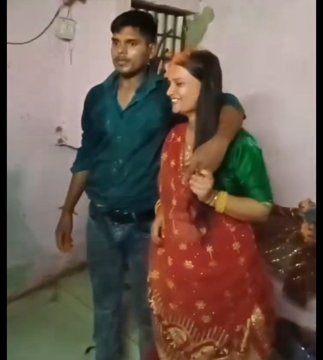 Shoonya_ydv's tweet photo. ये नीतीश कुमार(22) हैं, खगड़िया बिहार के रहने वाले हैं. रात के अंधेरे में अपनी प्रेमिका(32) से मिलने उसके घर पहुंच गए. सोचिए कर महिला तो यह गये थे कि रात पर रासलीला करेंगे लेकिन प्रेमिका की बहन और भाई ताक में थे कि मौका मिला और शादी करा दिया.

महिला का 10 पहले तलाक़ हुआ था, पहले पति से एक बच्ची भी है. महिला पेशे से नर्स है.

नीतीश इस महिला से पिछले 2 महीने से बात कर रहे थे, नीतीश भंवरा बन कर रह चूसना चाहते लेकिन महिला के घर वालों ने प्लान फेल कर दिया.