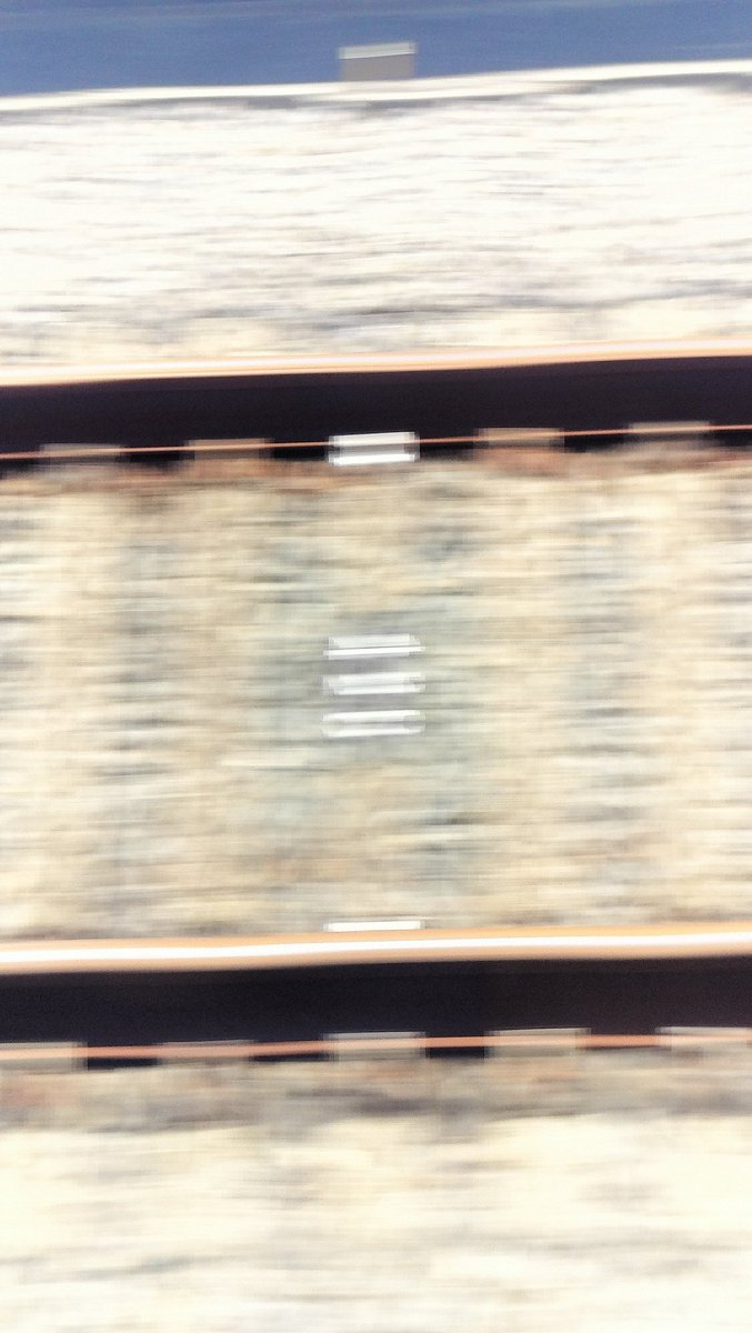 out_of_phase's tweet photo. 東海道新幹線のレール
1本のレールの真ん中1/3くらいだけ錆びてない
この部分だけしか車輪と接触してないってこと？
すれ違うあたりでは少し乱れ、駅の近くだと全面ピカピカになってるみたい
ってことは高速巡航中はちょっと浮いてるってこと？
まあそりゃ浮くわな… https://t.co/ak8TSc1wAr