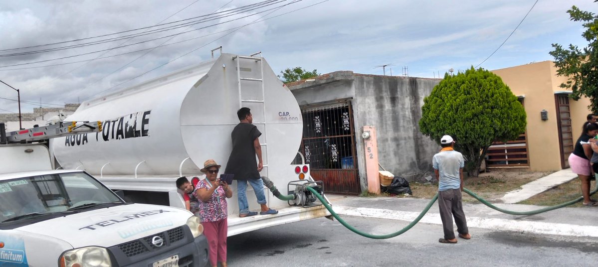AgenciaTam's tweet photo. 🚰 La COMAPA de Reynosa mantiene el reparto de agua potable mediante camiones cisterna para apoyar a las colonias con baja presión o interrupciones temporales del servicio, debido al bajo nivel del canal Guillermo Rodhe. #Reynosa #COMAPA https://t.co/85xLWL0Qhx
