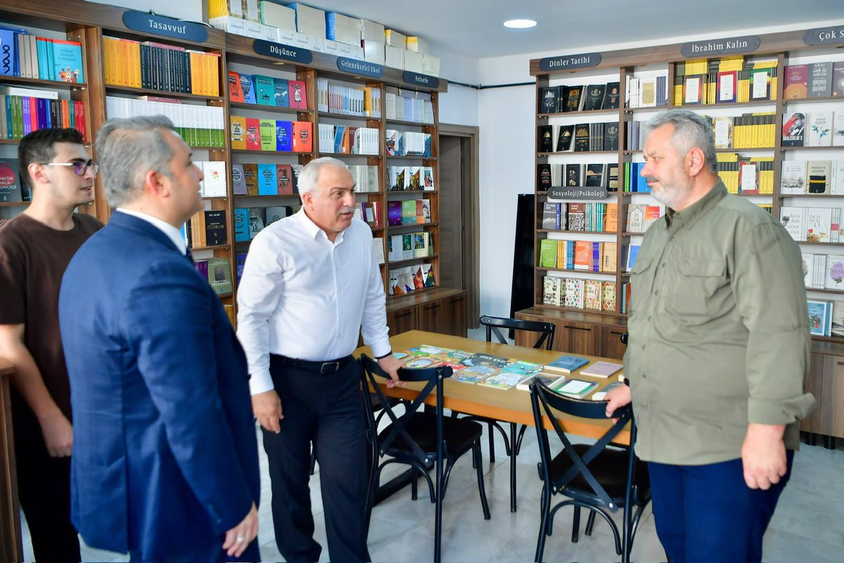 hasanturantr's tweet photo. Fatih Belediye Başkanımız Ergün Turan ve İstanbul Milletvekilimiz İsa Mesih Şahin ile birlikte Cağaloğlu Kitapçılar Çarşısı’nın tarih kokan sokaklarında, kitapların arasında keyifli bir yolculuğa çıktık.

Cağaloğlu, yalnızca kitapların satıldığı bir çarşı değil; hafızanın, düşüncenin ve medeniyetin yaşadığı eşsiz bir kültür durağıdır. Her kitap yeni bir ufuk açarken, her raf asırlık bir birikimin sessiz şahididir.

Bu güzel atmosferi, yıllara meydan okuyan eski ama eskimeyen dostlarla yapılan samimi sohbetler daha da anlamlı kıldı. Kitapların, hatıraların ve fikirlerin buluştuğu bu ortamda, dostluğun ve muhabbetin kıymetini bir kez daha hissettik.

Çünkü kitap insana yalnızca bilgi kazandırmaz; düşünmeyi, anlamayı ve hayata farklı pencerelerden bakmayı öğretir. Cağaloğlu’nda kitapların arasında kaybolmak ise aslında insanın kendini yeniden bulduğu en güzel yolculuklardan biridir.

@MErgun_Turan