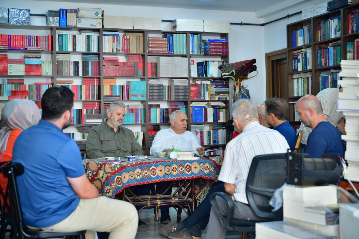 hasanturantr's tweet photo. Fatih Belediye Başkanımız Ergün Turan ve İstanbul Milletvekilimiz İsa Mesih Şahin ile birlikte Cağaloğlu Kitapçılar Çarşısı’nın tarih kokan sokaklarında, kitapların arasında keyifli bir yolculuğa çıktık.

Cağaloğlu, yalnızca kitapların satıldığı bir çarşı değil; hafızanın, düşüncenin ve medeniyetin yaşadığı eşsiz bir kültür durağıdır. Her kitap yeni bir ufuk açarken, her raf asırlık bir birikimin sessiz şahididir.

Bu güzel atmosferi, yıllara meydan okuyan eski ama eskimeyen dostlarla yapılan samimi sohbetler daha da anlamlı kıldı. Kitapların, hatıraların ve fikirlerin buluştuğu bu ortamda, dostluğun ve muhabbetin kıymetini bir kez daha hissettik.

Çünkü kitap insana yalnızca bilgi kazandırmaz; düşünmeyi, anlamayı ve hayata farklı pencerelerden bakmayı öğretir. Cağaloğlu’nda kitapların arasında kaybolmak ise aslında insanın kendini yeniden bulduğu en güzel yolculuklardan biridir.

@MErgun_Turan