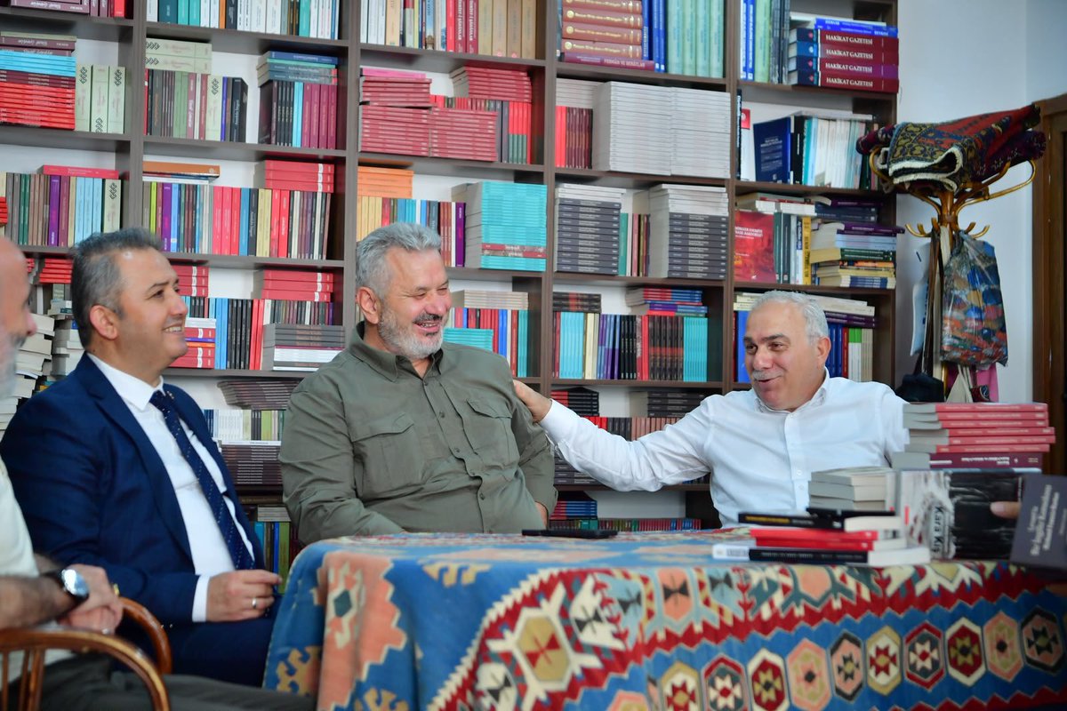hasanturantr's tweet photo. Fatih Belediye Başkanımız Ergün Turan ve İstanbul Milletvekilimiz İsa Mesih Şahin ile birlikte Cağaloğlu Kitapçılar Çarşısı’nın tarih kokan sokaklarında, kitapların arasında keyifli bir yolculuğa çıktık.

Cağaloğlu, yalnızca kitapların satıldığı bir çarşı değil; hafızanın, düşüncenin ve medeniyetin yaşadığı eşsiz bir kültür durağıdır. Her kitap yeni bir ufuk açarken, her raf asırlık bir birikimin sessiz şahididir.

Bu güzel atmosferi, yıllara meydan okuyan eski ama eskimeyen dostlarla yapılan samimi sohbetler daha da anlamlı kıldı. Kitapların, hatıraların ve fikirlerin buluştuğu bu ortamda, dostluğun ve muhabbetin kıymetini bir kez daha hissettik.

Çünkü kitap insana yalnızca bilgi kazandırmaz; düşünmeyi, anlamayı ve hayata farklı pencerelerden bakmayı öğretir. Cağaloğlu’nda kitapların arasında kaybolmak ise aslında insanın kendini yeniden bulduğu en güzel yolculuklardan biridir.

@MErgun_Turan