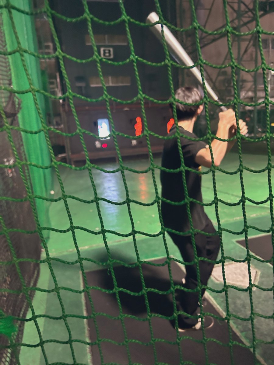 yabu20250427's tweet photo. 約束の場所（新宿バッティングセンター）
1年3ヶ月ぶりに3人で⚾️ https://t.co/DXU6aCqYhs