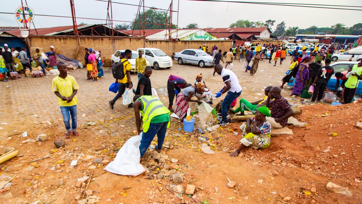 ODDNewsBurundi's tweet photo. ♻️#Ntahangwa : #COPED et le @EnvironmentUb intensifient la sensibilisation sur la gestion des déchets plastiques au marché #COTEBU.
🚯Le Conseil pour l’Éducation et le Développement #COPED en partenariat avec @EnvironmentUb a poursuivi sa campagne de sensibilisation et de collecte des déchets plastiques au marché #COTEBU dans la commune Ntahangwa. Cette initiative s'inscrit dans le cadre du projet #ECOCIRC financé par l'Union Européenne qui promeut l'économie circulaire comme solution durable à la gestion des déchets.
👏L'activité a débuté par une vaste opération de ramassage des déchets plastiques dispersés dans l'enceinte du marché et ses environs. Au-delà de l'assainissement des lieux, cette campagne visait à sensibiliser les commerçants et les usagers du marché aux bonnes pratiques d'hygiène, notamment en les invitant à utiliser les poubelles installées à cet effet et à considérer les déchets plastiques comme une ressource pouvant être valorisée plutôt qu'un simple rebut.
💬Représentant l'administrateur de la Commune Ntahangwa, Ir. NIYONYISHU Solange a exhorté les commerçants à déposer systématiquement leurs déchets dans les espaces aménagés à cet effet afin de soutenir les efforts déjà engagés par l'administration locale en matière d'assainissement. Elle a également encouragé la population à dénoncer les comportements inciviques consistant à jeter les déchets dans des lieux non autorisés, tout en lançant un appel aux partenaires techniques et financiers pour renforcer les initiatives environnementales menées dans la commune.
🚮De son côté, Thierry Nizigiyimana, Représentant du @EnvironmentUb a souligné que malgré la présence de poubelles autour du marché, les déchets plastiques continuent d'envahir les rues. Il a rappelé que la commune Ntahangwa figure parmi les plus touchées par les maladies liées au manque d'hygiène, notamment le choléra. Selon lui, chaque citoyen a la responsabilité de préserver son environnement en adoptant des comportements responsables et en sensibilisant son entourage.
📢Pour Pr Simon BUHUNGU, Chef de l'Unité Environnement à l'Université du Burundi, les étudiants doivent jouer un rôle moteur dans la protection de l'environnement tout en rappelant les conséquences de la pollution des eaux du lac Tanganyika, soulignant que les déchets plastiques qui y sont déversés affectent la biodiversité ainsi que la santé des populations qui consomment les ressources halieutiques du lac. Il a plaidé pour une appropriation collective des principes de l'économie circulaire afin de restaurer les écosystèmes dégradés.
💬Le coordinateur du projet ECOCIRC au Burundi, Sylvestre Mugabarabona a rappelé que la réussite du projet dépend de l'implication de tous les citoyens. Il a insisté sur le fait que les déchets plastiques doivent être collectés et déposés dans les poubelles afin de faciliter leur acheminement vers les unités de transformation, où ils sont convertis en produits réutilisables, illustrant ainsi les avantages de l'économie circulaire.
💬La campagne a également enregistré la participation d'une délégation du projet #ECOCIRC venue de la #RDC. S'exprimant au nom du chef de projet, Mushagasha Bertille a invité les commerçants à ne plus considérer les plastiques comme de simples déchets, mais comme des matières premières pouvant être valorisées après transformation, conformément aux objectifs du projet.
💬Représentant le @MINEAGRIE ; Kayoboke Marie Claire a rappelé que la protection de l'environnement est une responsabilité collective. Elle a souligné que la pollution favorise la propagation des maladies, contribue à la dégradation des écosystèmes et menace la biodiversité du lac Tanganyika. Elle a également mis en garde contre la réutilisation des emballages plastiques pour des produits alimentaires comme l'huile de palme, une pratique interdite en raison des risques qu'elle présente pour la santé publique. Elle a enfin rappelé que l'objectif national de « Zéro Déchet » ne pourra être atteint qu'avec l'engagement de tous.
🥳À l'issue de cette opération, 47 sacs de déchets plastiques ont été collectés. Ils seront acheminés vers des unités de recyclage où ils seront transformés en nouveaux produits, contribuant ainsi à la promotion d'une économie circulaire et à la réduction de la pollution plastique au Burundi.
#ODD13 #ODD12 #ODD8 #zéroDéchet