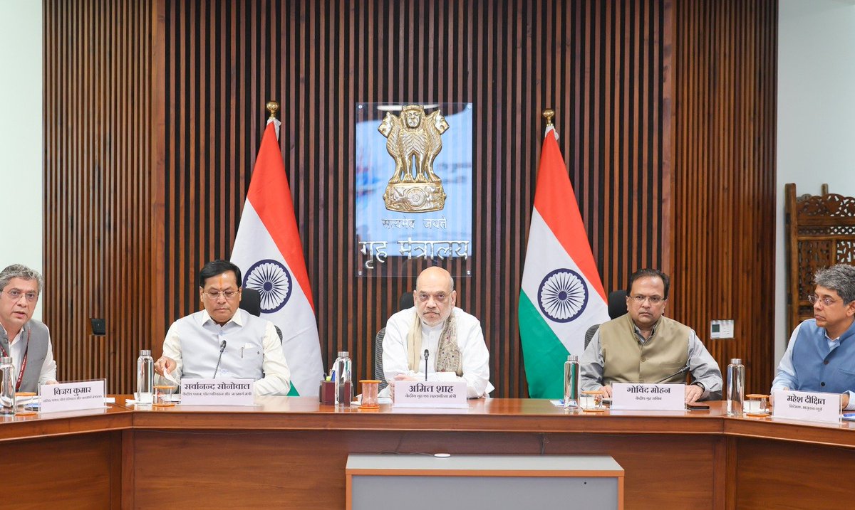 ArgusNews_in's tweet photo. #NewDelhi | Union Home Minister Amit Shah and Union Minister Sarbananda Sonowal reviewed the progress of the proposed Bureau of Port Security (BoPS) to strengthen India's port security framework.
#India #AmitShah #PortSecurity #Maritime #ArgusNews https://t.co/zvzpLSkGzP