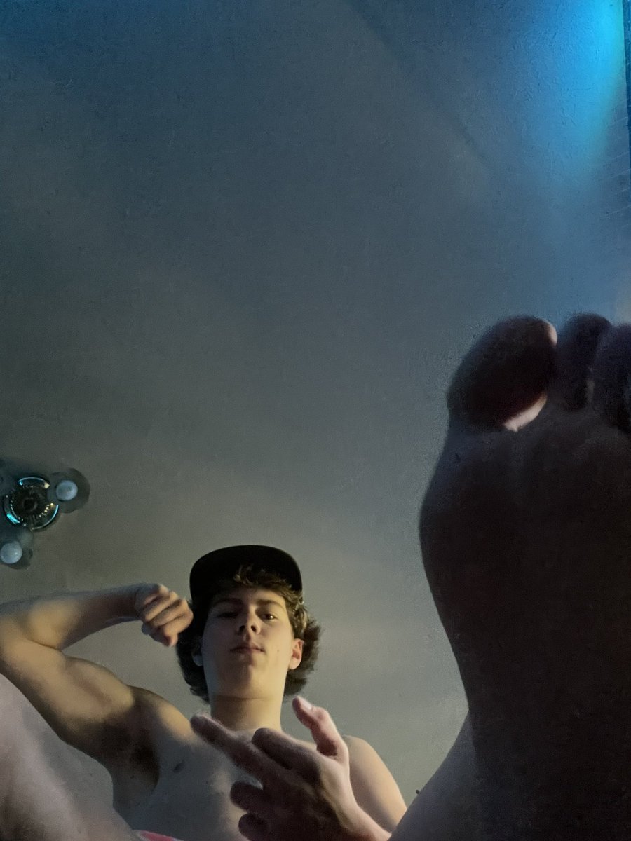 gerardbank2474's tweet photo. imagine being down there 😂 pathetic little pay pigs. 

#findom https://t.co/sAf4kQMp1B