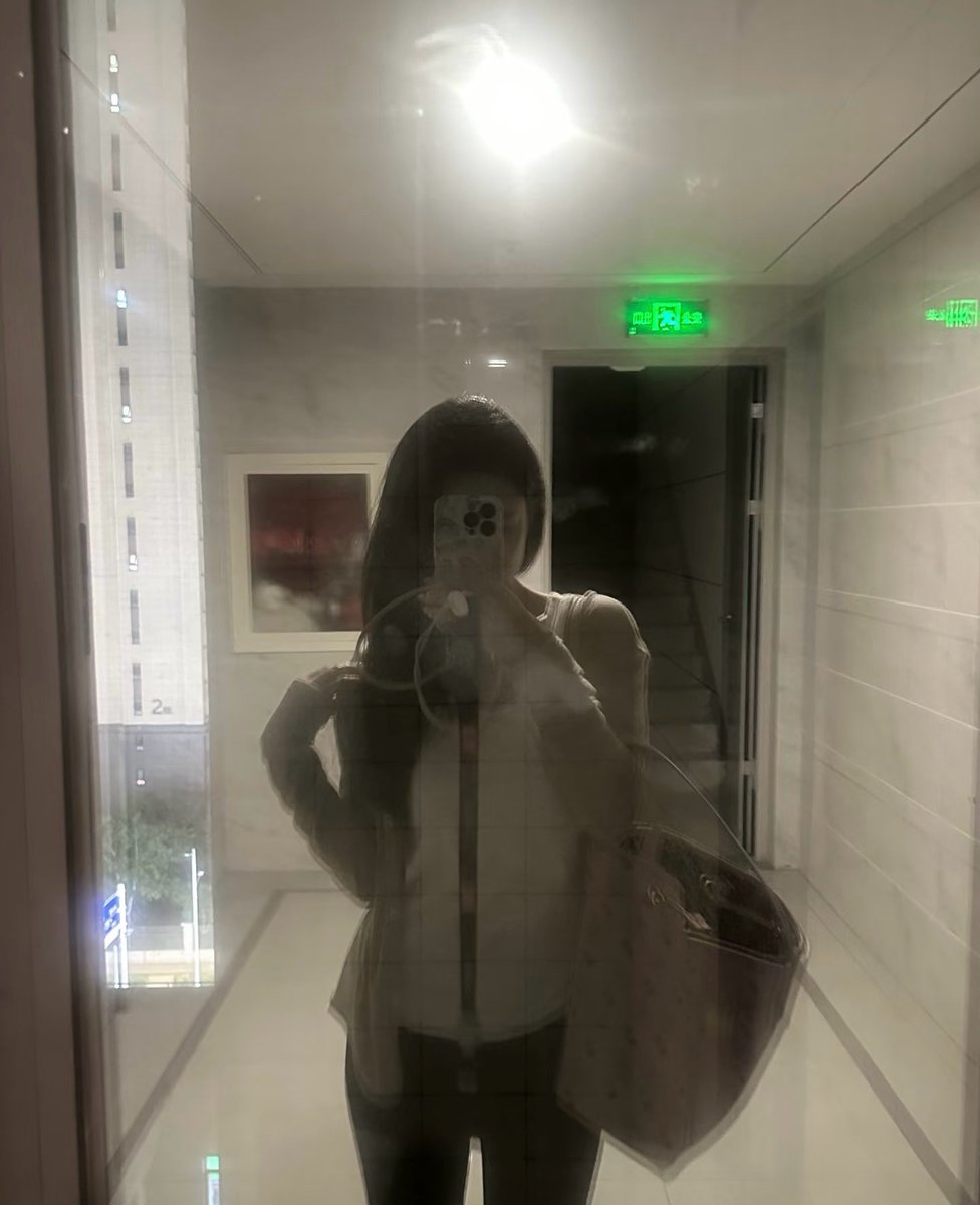 NaNaNancy's tweet photo. 领导压榨，父母催婚，工资不发，房租到期，男友出轨，谁还比我更惨。 https://t.co/FB2s0bMhG1