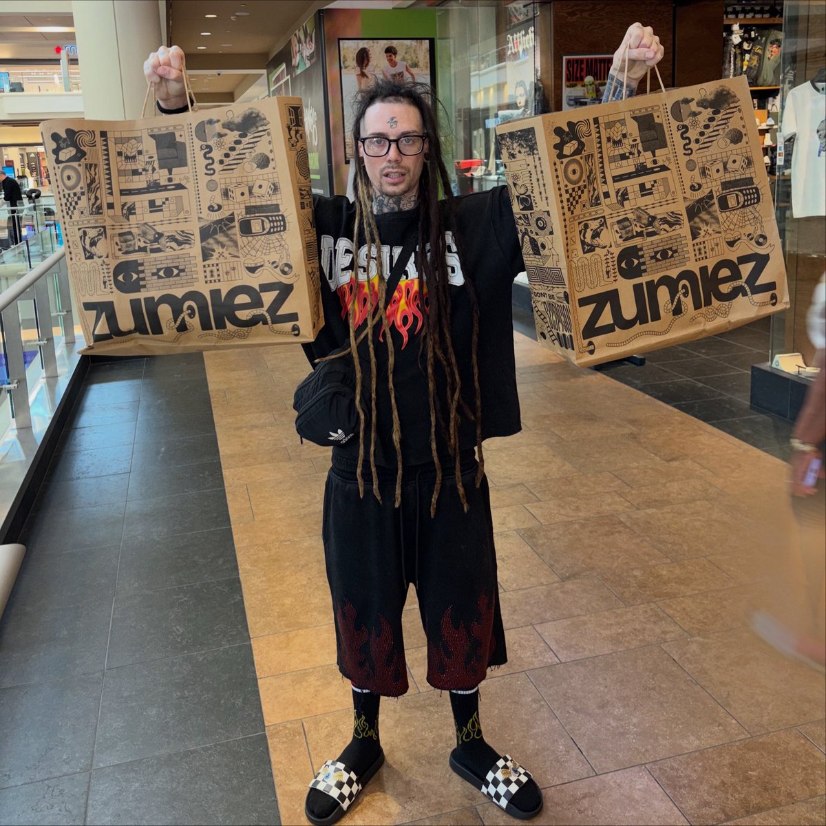 pplhatejaysin's tweet photo. ZUMIEZ https://t.co/r4q42MPTYZ