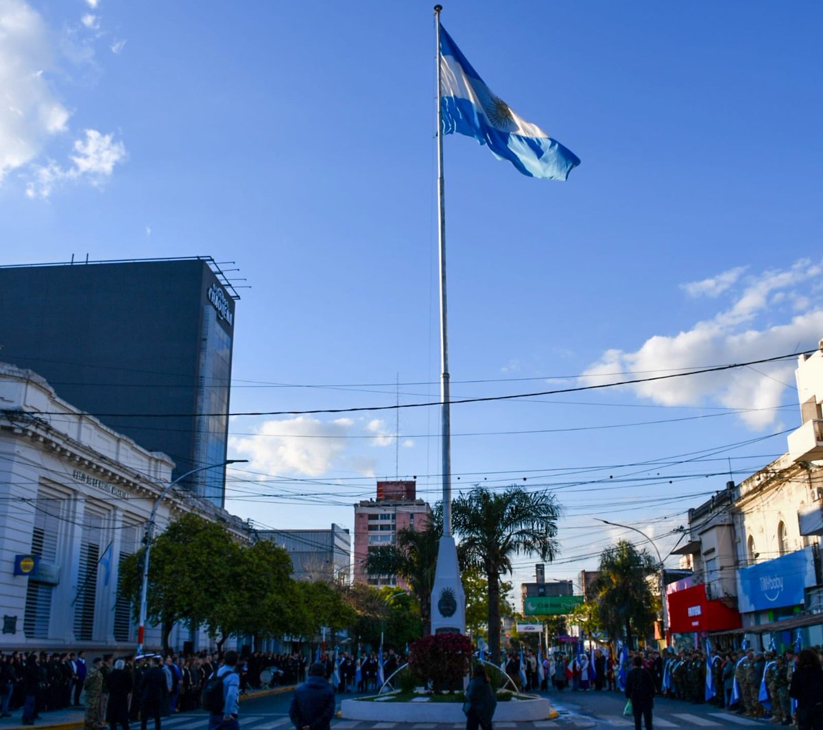 ConsulparRcia's tweet photo. Participamos de los actos en conmemoración de los 210 años de la Independencia de la República Argentina, organizados por la Municipalidad de la Ciudad de Resistencia, realizados frente al mástil mayor de la Bandera en la avenida 9 de Julio. Al gran pueblo argentino, Salud! https://t.co/pcRcAym8oD