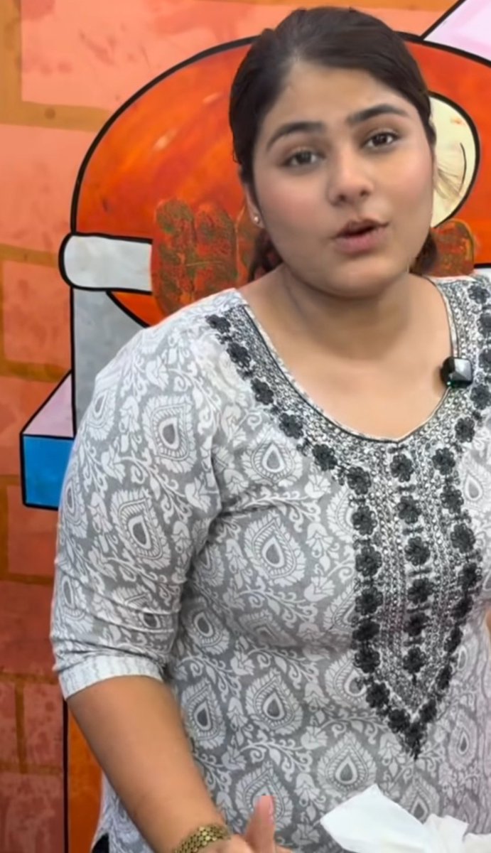 Bhumika_2024's tweet photo. एक छोटी बच्ची अपने ठेले पर खड़ी मोमोज बेच रही थी, तभी गरीब लड़का आया, ice cream लाया, ₹1500 का चैलेंज 3 बाइट में जीतने पर इनाम दिया जाएगा।

छोटी बच्ची थोड़ा नर्वस हो जाती हैं, एक गरीब होते हुए मुझे ₹1500 का चैलेंज, बच्ची थोड़ा सोच विचार करतीं हैं, तभी एक बार मना कर देती है।

लड़के ने ईनाम बढ़ाया iPhone+₹1500 रूपए, तभी लड़की एक्सेप्ट कर देती है, जीत जाती हैं, लड़के ने आईफोन का मज़ाक़ ₹1500 ईनाम दे दिए, लड़की उदास हो गई।