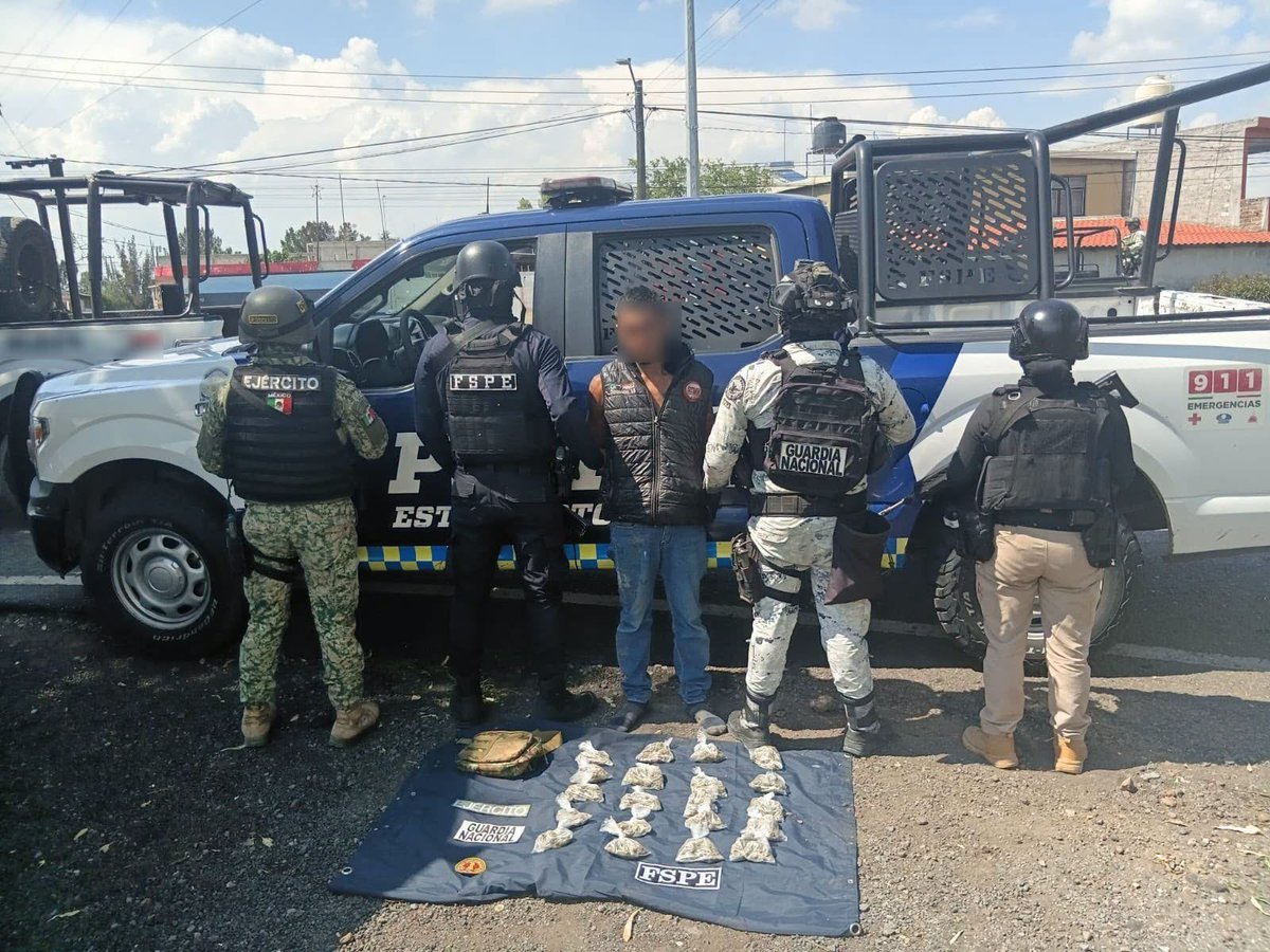 asisucedegto's tweet photo. #SEGURIDAD | DETIENEN A HOMBRE CON 425 D0SIS DE PRESUNTA MARIHU*NA EN #JARALDELPROGRESO🚨
La persona detenida, de 31 años, quedó a disposición de las autoridades correspondientes para las investigaciones.
➡️Más Info: https://t.co/83w1wOYNxf https://t.co/FbPPuucZbC