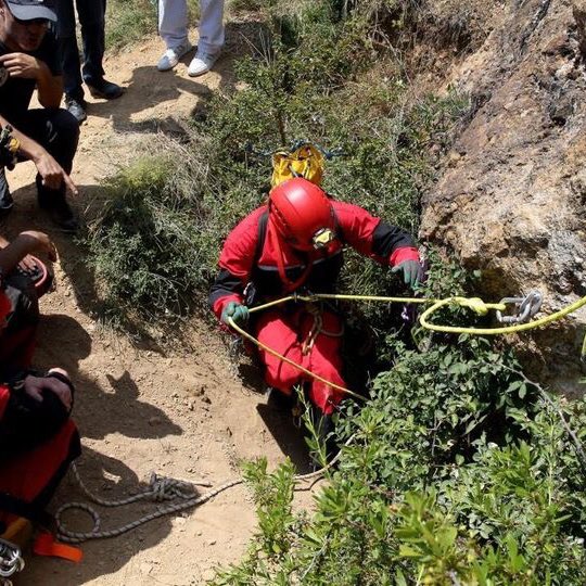 P1haber's tweet photo. 🚨 #SONDAKİKA

Çorum’da define aramak amacıyla girdiği mağarada kaybolan vatandaşın, 60 metre derinlikte cansız bedenine ulaşıldı.

📌 Olay yerinde yapılan incelemelerde, mağara duvarlarının patlamaya hazır bomba düzeneğiyle kaplı olduğu tespit edildi.

⚠️ Güvenlik riski nedeniyle ekipler, cenaze çıkarma çalışmasına ara vererek mağaradan tahliye edildi.

🚔 Bölgede güvenlik önlemleri artırılırken, olayla ilgili inceleme sürüyor.

#Çorum #SonDakika #Türkiye #Gündem