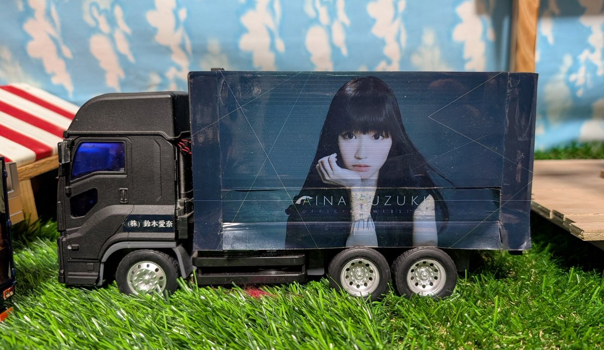 takaneandeli's tweet photo. 鈴木愛奈さんのミニステージ設営専用スポットライトや音響設備を運搬する為の鈴木愛奈ラッピングトラックもっと増車したい⚒️🚚

#すゞきのトラック https://t.co/NRyVcMX86N