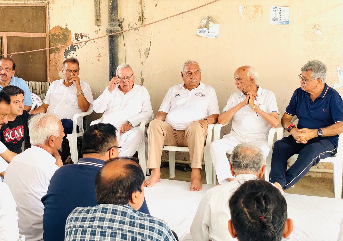BhupinderShooda's tweet photo. हमारे अजीज पारिवारिक मित्र, पूर्व अध्यक्ष सीताराम सचदेवा जी के बड़े पुत्र रोहतक कांग्रेस संगठन महासचिव (शहरी) पंकज सचदेवा (टिंचू) के आकस्मिक निधन पर आज रोहतक स्थित उनके निवास स्थान पर पहुंच कर शोक संवेदनाएँ व्यक्त की और दिवंगत आत्मा को श्रद्धांजलि अर्पित की।

दुःख की इस घड़ी में शोक संतप्त परिवार से मिलकर उन्हें ढांढ़स बंधाया।