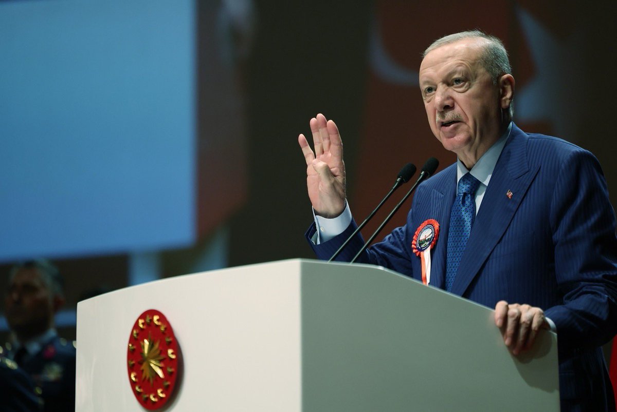 burhanduran's tweet photo. Cumhurbaşkanımız Sayın Recep Tayyip Erdoğan, Millî Savunma Üniversitesi’nde düzenlenen MSÜ Kurmay Subaylar Mezuniyet Töreni’nde yaptığı konuşmada, mezun olan subayları tebrik ederek Türk Silahlı Kuvvetleri’nin nitelikli insan kaynağının daha da güçlendiğini belirtti.

Millî Savunma Üniversitesi’nin kısa sürede dünyanın saygın askerî eğitim kurumları arasında yerini aldığını ifade eden Cumhurbaşkanımız, üniversitenin Türkiye’nin güvenliğine katkı sağlayacak donanımlı subaylar yetiştirmeye devam ettiğini vurguladı.

Cumhurbaşkanımız, değişen güvenlik ortamında yapay zekâ, siber güvenlik ve insansız sistemlerin belirleyici hale geldiğine dikkat çekerek, Türkiye’nin savunma sanayiinde yerlilik oranını yüzde 82 seviyesine çıkardığını, son 12 ayda 11 milyar doların üzerinde savunma ve havacılık ihracatıyla yeni bir rekora ulaştığını ifade etti. 

Türk Silahlı Kuvvetleri’nin yerli ve millî imkânlarla her geçen gün daha da güçlendiğini belirten Cumhurbaşkanımız, Türkiye’nin küresel güvenlikte üstlendiği etkin rolü kararlılıkla sürdürdüğünü söyledi.

Cumhurbaşkanımız, Ankara’da başarıyla gerçekleştirilen NATO Zirvesi’nin Türkiye’nin diplomatik gücünü ve uluslararası alandaki etkin konumunu bir kez daha ortaya koyduğunu belirterek millî güvenlikten asla taviz verilmeyeceğini vurguladı. 

Terörsüz Türkiye hedefiyle yeni bir hikâye yazılacağını ifade eden Cumhurbaşkanımız, güçlü savunma sanayii, etkin diplomasi ve millî birlik anlayışıyla Türkiye Yüzyılı hedeflerine kararlılıkla yürümeye devam edeceklerini dile getirdi.
