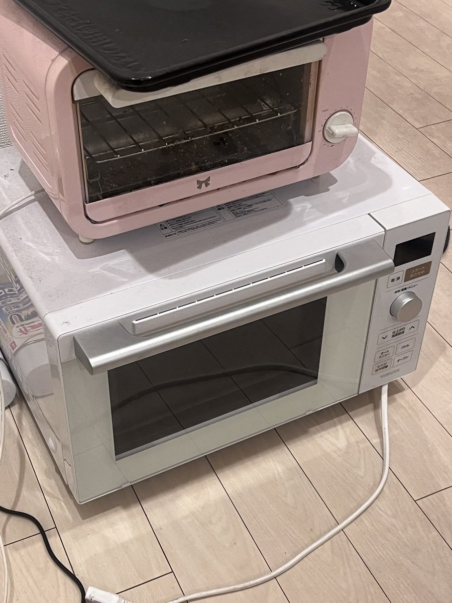 ayano37564's tweet photo. とりあえずアース線つきの延長コードが届いたので床にお引越し https://t.co/CaIK9opdiY