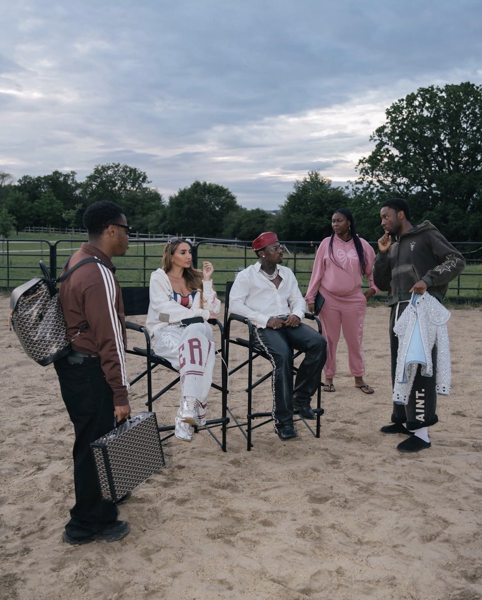 Asarailu_'s tweet photo. MCBH official video bts 📸 https://t.co/YRvxQ2hs2I