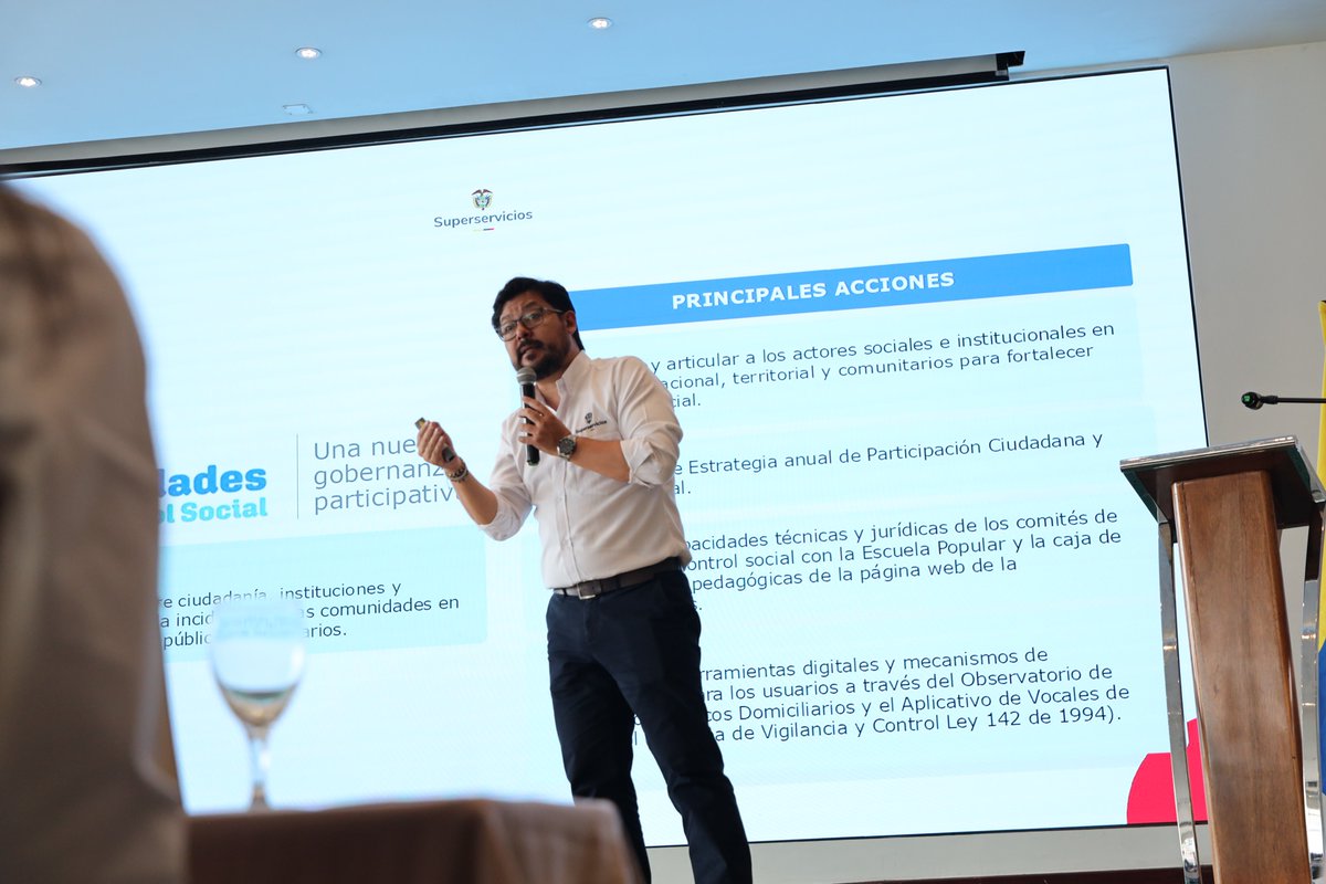 Superservicios's tweet photo. Durante el Encuentro de #ComunidadesPorElControlSocial, el delegado Iván Darío Romero Vega destacó la necesidad de fortalecer los canales de atención y los mecanismos de protección de los usuarios, especialmente en procesos como reclamaciones, recuperación de consumos, cambios de medidores y visitas técnicas.

También resaltó que la Superservicios ha fortalecido la participación ciudadana mediante mesas y jornadas pedagógicas en todo el país, ampliando su presencia institucional a 27 departamentos y 185 municipios, y aumentando su cobertura de atención de 10 a 38 municipios, para acercar la entidad a las comunidades y fortalecer la defensa de los derechos de los usuarios.