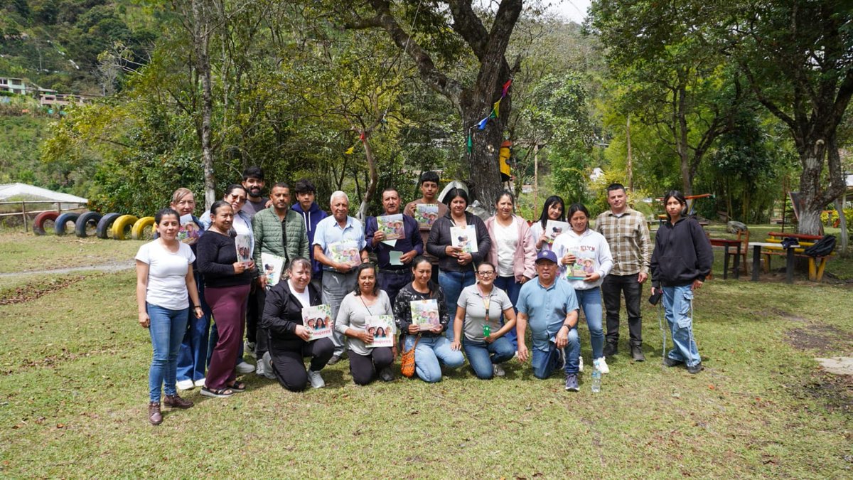 URestitucion's tweet photo. 📍En el municipio de San Bernardo, la Dirección Social y la Dirección Territorial Nariño desarrollaron el Encuentro para Armonizar la Vida en los Territorios (#EAVT), un espacio de reflexión, diálogo y construcción colectiva que fortalece la apropiación del proceso de restitución de tierras. Estos encuentros aportan a la reconstrucción del tejido social y al reconocimiento de la diversidad y los enfoques diferenciales en las comunidades.🫱🏽‍🫲🏿✅