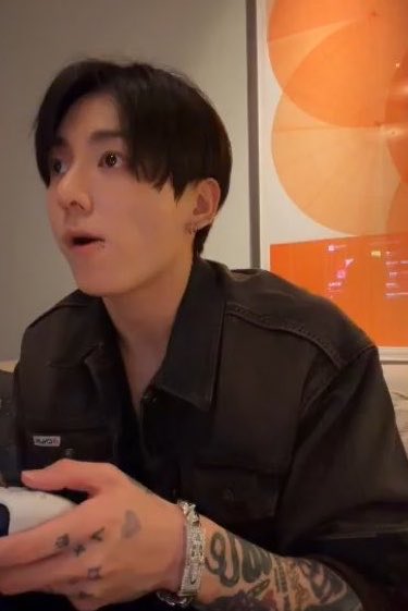 jeonIves's tweet photo. HE LOOKS SO GOOD HELLO???!! https://t.co/5LiW1P46qB
