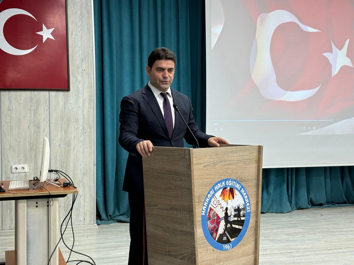 Hakkari_MEM's tweet photo. 📚 Eğitimin Yol Haritası Hakkâri’de Değerlendirildi

🇹🇷 MEB Talim ve Terbiye Kurulu Başkanımız Sayın Doç. Dr. Cem Gençoğlu, eğitim-öğretim çalışmalarını yerinde incelemek ve değerlendirmelerde bulunmak üzere #Hakkâri’yi ziyaret etti.

🤝 Hakkâri Eğitim Ailesiyle Buluştu

🌸 İl Millî Eğitim Müdürümüz Sayın Nurettin Yılmaz ve kurum yöneticilerimiz tarafından karşılanan Sayın Başkan, Hakkâri Halk Eğitimi Merkezi Konferans Salonu’nda okul müdürlerimizle bir araya geldi.

🗣️ Eğitimin Niteliği İçin Güçlü İş Birliği

İl Millî Eğitim Müdürümüz Sayın Nurettin Yılmaz, Hakkâri Eğitim Ailesi olarak Talim ve Terbiye Kurulu Başkanını ilimizde ağırlamaktan büyük memnuniyet duyduklarını ifade etti.

📌 Sayın Yılmaz, sahayla merkez arasındaki güçlü iletişimin eğitimin niteliğini artırmadaki önemine dikkat çekerek, bu anlamlı ziyaretin eğitim camiamıza ve Türkiye Yüzyılı Maarif Modeli doğrultusunda yürütülen çalışmalara önemli katkılar sağlayacağını belirterek Sayın Başkana şükranlarını sundu.

🎓 Türkiye Yüzyılı Maarif Modeli Masaya Yatırıldı

Toplantıda;

📚 Eğitimde yaşanan dönüşüm,

🤖 Yapay zekâ çağında öğrencilere kazandırılması gereken beceriler,

🇹🇷 Türkiye Yüzyılı Maarif Modeli’nin sahadaki uygulamaları

başlıklarında kapsamlı değerlendirmeler gerçekleştirildi. Okul müdürlerimizin görüş, öneri ve tecrübeleri de dikkatle dinlendi.

💬 “Değişimi Doğru Yönetmek Zorundayız”

🗨️ Talim ve Terbiye Kurulu Başkanımız Sayın Doç. Dr. Cem Gençoğlu, değişen dünyanın ihtiyaçlarını doğru okuyabilen, yaşadığı toplumun sosyolojisini tanıyan ve öğrencilerini geleceğe hazırlayan bir eğitim anlayışının önemine vurgu yaparak şu mesajı verdi:

“Bugünün öğrencilerini yarının dünyasına hazırlamak için değişimi doğru yönetmek ve eğitimde sürekli gelişimi esas almak zorundayız.”

🤝 Ortak Akıl, Güçlü Eğitim

💡 Samimi bir atmosferde gerçekleşen toplantıda, eğitim politikalarının sahadaki uygulamaları değerlendirilirken, okul müdürlerinin tecrübe ve önerileri doğrultusunda karşılıklı fikir alışverişinde bulunuldu.

🎁 Hakkâri’den Anlamlı Bir Hatıra

🧶 Programın sonunda İl Millî Eğitim Müdürümüz Sayın Nurettin Yılmaz tarafından, ilimizin köklü kültürünü yansıtan Hakkâri kilimi, Talim ve Terbiye Kurulu Başkanı Sayın Doç. Dr. Cem Gençoğlu’na takdim edildi.

🌟 Eğitimin niteliğini artırma hedefi doğrultusunda gerçekleştirilen bu anlamlı buluşmanın, Türkiye Yüzyılı Maarif Modeli’nin sahadaki uygulamalarına önemli katkılar sunması temenni edildi.

#Hakkâri #MillîEğitim #TürkiyeYüzyılıMaarifModeli #TalimVeTerbiye #Eğitim #OkulMüdürleri #TürkiyeYüzyılı #HakkariBaşaracağımDiyor

@tcmeb @Yusuf__Tekin @itasyapan @HakkariValiligi @meb_ttkb @cemgencoglu @cftcblnt @nrtttin_ylmz